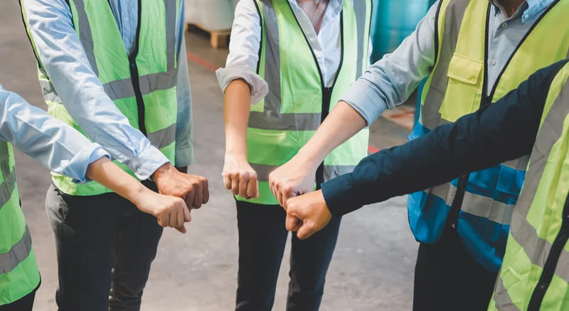 Journée sécurité en entreprise : équipes en gilets de sécurité réunies avant les ateliers