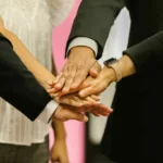 Mains réunies lors d’un séminaire de cohésion d’équipe