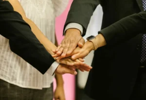 Mains réunies lors d’un séminaire de cohésion d’équipe