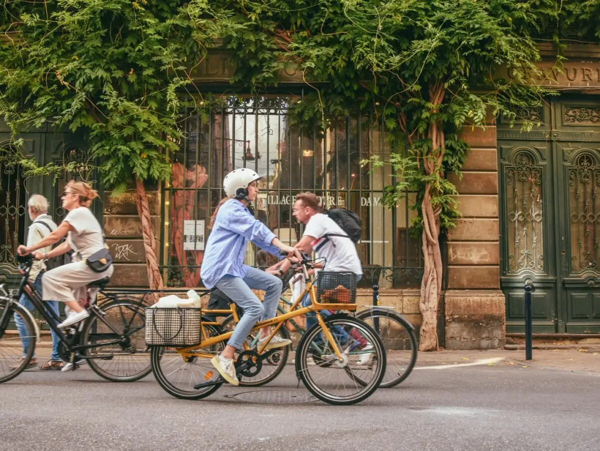 Team building à vélo dans les rues de Paris, vers les sites olympiques